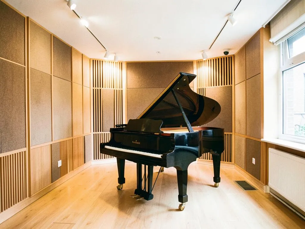 Grand piano in the bright Northlight live room